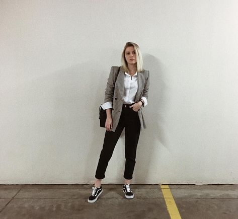 831c2f88a604a07ca94314b56a4921b8desc52523258ri Look Office, Vans Outfit, Girl Trends, Casual Work Outfits, Moda Vintage, Mode Inspo, Blazer Outfits, Professional Outfits, Business Casual Outfits