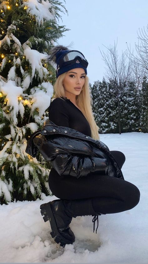 Aspen Trip, Dc Sneakers, Era Istrefi, Ski Jumpsuit, Amazing Halloween Makeup, Ariana Grande Cute, Winter Fashion Outfits Casual, Snowboard Boots, Ski Boots