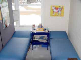 School Nurse Office Ideas http://conval.edu/schools/pes/classrooms/nurse-health-education/nurse-health-education Nurse Office Ideas, School Nurse Office Ideas, School Clinic, School Nurse Office Decorations, Nurse Office Decor, Nurse Ideas, School Nurse Office, Nurses Office, School Nursing