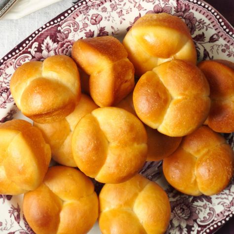 Cloverleaf Dinner Rolls, Clover Leaf Rolls, Cloverleaf Rolls Recipe, Vintage Holiday Recipes, Cloverleaf Rolls, Yeast Rolls Recipe, Fluffy Dinner Rolls, Homemade Rolls, Yeast Rolls