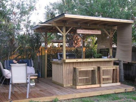 Cuisine d'été : 5 idées déco qui vont vous donner envie ! Rustic Outdoor Bar, Bar En Plein Air, Outdoor Tiki Bar, Deck Bar, Bar Exterior, Diy Outdoor Bar, Bar Shed, Outside Bars, Tiki Bars