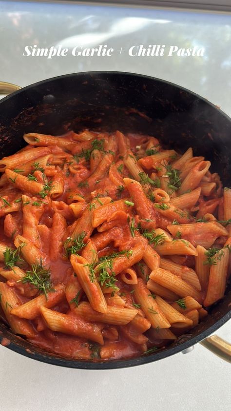 Simple Garlic Chilli Pasta Recipe https://resepmamiku.com/en/simple-garlic-chilli-pasta-katz__kitchen Chilli Garlic Pasta, Chilli Pasta Recipe, Chilli Pasta, Garlic Chicken Pasta, Steak Pasta, Cooked Pasta, Chilli Recipes, Garlic Pasta, Red Chili Flakes