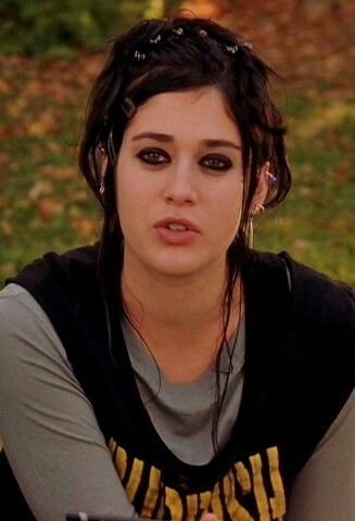 Janis Ian from Mean Girls-one of my favorite movie characters ever. Janice Mean Girls, Janice Ian, Mean Girls Janis, Mean Girls Meme, High School Cliques, Mean Girl 3, Janis Ian, Charlize Theron Hair, Mean Girls Aesthetic