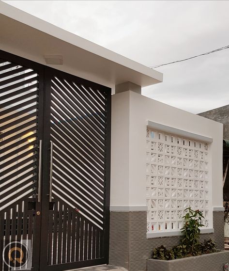 Pagar Roaster, Terrace House Exterior, Roster Beton, Window Grill Design Modern, Indoor Pool Design, Grill Gate Design, House Main Gates Design, House Fence Design, House Redesign