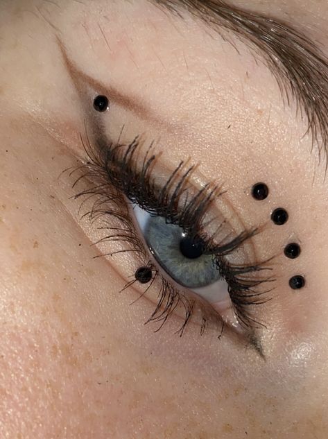 Eye Makeup Dots Eyeliner, Dotted Makeup, Dot Eye Makeup, Graphic Liner Hooded Eyes, Graphic Eyeliner For Hooded Eyes, Point Eyeliner, Eyeliner Inspiration, Creative Eyeliner, Hippie Makeup