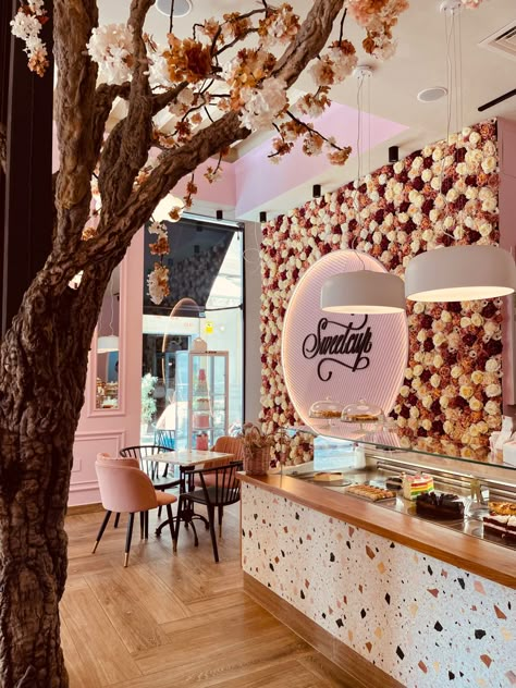 Bakery Place Design, Cake Shops Interior Design, Dessert Shops Interior, Dessert Cafe Design, Cake Shop Interior Design Ideas, Bakery Restaurant Design, Waffle Restaurant Design, Cute Bakery Aesthetic Interior, Small Cake Shop Design