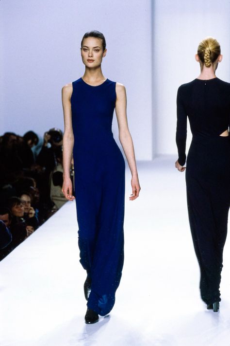 Calvin Klein Collection Fall 1996 Ready-to-Wear https://www.vogue.com/fashion-shows/fall-1996-ready-to-wear/calvin-klein-collection/slideshow/collection#71 90s Fashion Dresses 1990s, Calvin Klein Runway, 90s Calvin Klein, Shalom Harlow, Show Collection, Calvin Klein Collection, Vintage Couture, Jeju, Fashion Show Collection