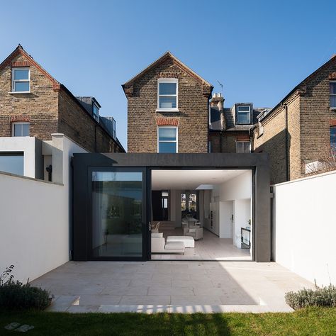 Light garden walls and patio, dark extension and sliding doors - beautiful contrast with existing brick. CLICK http://www.hollandgreen.co.uk/house_extensions#.VABdmDJdU7k to see if you could do something similar Rear Extension Ideas, Renovation Facade, Victorian Terraced House, Glass Extension, Modern Extension, House Extension Design, Rear Extension, London House, Victorian Terrace