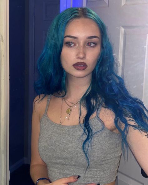 Carissa Danielle, Blue Hair And Eyebrows, Outfits For Blue Hair, Light Blue Hair Color Ideas, People With Blue Hair, Blue Hair With Dark Roots, Outfits With Blue Hair, Blue Hair Dark Roots, White Hair With Blue Tips