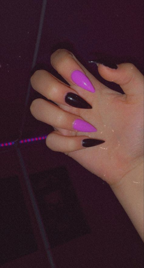 Black Pointed Nails, Stiletto Acrylics, Stelleto Nails, Bella Nails, Pink Stilettos, Pointed Nails, Personal Aesthetic, Black And Pink, Nails Nails