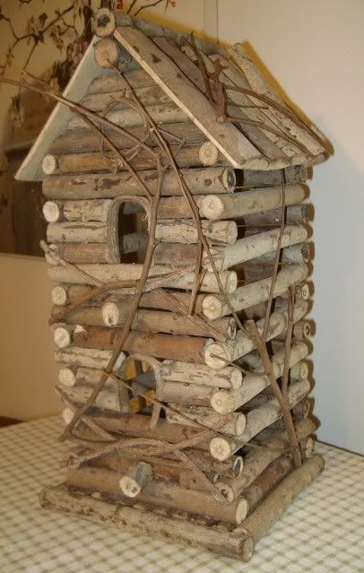 sticks and twigs birdhouse Cabin Birdhouse, Primitive Country Crafts, Twig Crafts, Birdhouses Rustic, Garden Birdhouses, Bird House Feeder, Rustic Birdhouse, Bird House Plans, Rusty Tin