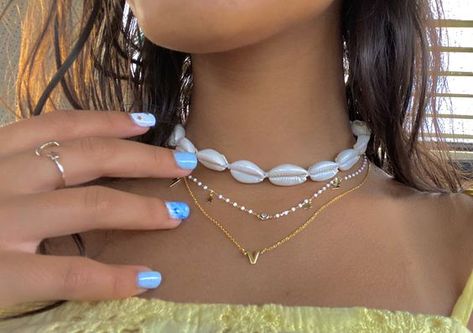 Seashells Necklace Aesthetic, Summer Shell Necklace, Beach Aesthetic Necklace, Aesthetic Summer Jewelry, Aesthetic Assecories, Shell Necklace Outfit, Seashell Necklace Aesthetic, Shell Necklace Aesthetic, Summer Necklace Ideas