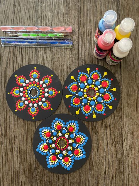 Dot Mandala on disk Dot Painting Coasters, Cd Mandala Art, Dot Mandala Coasters, Dot Mandala Patterns Simple, Simple Dot Mandala, Acrylic Mandala, Simple Mandala Design, Art Classroom Organization, Sharpie Doodles