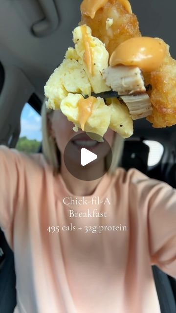 Samantha Milton on Instagram: "Chick-fil-A Breakfast eating in a calorie deficit 🐓✨  (495 + 32g protein)  Here’s what I ordered:  -Hash brown scramble bowl with the grilled filet, NO CHEESE NO SALSA  (365 cals + 28g protein)  -Vanilla iced coffee (130 cals + 4g protein)  -2 texas pete hot sauces (0 cals)  -1 Honey roasted barbecue sauce (60 cals)  **I used 1/2 packet of honey roasted barbecue sauce (30 cals) and it is not included in this calorie count**  #chickfila #hashbrown #bowl #eggs #grilledchicken #icedcoffee #breakfast #order #driverhru #menu #hack #lowcal #highprotein #weightloss #mealprep #togo #caloriecounting #pcos #pcosweightloss" Chick Fil A Breakfast Bowl, Hashbrown Bowl, Scramble Bowl, Fast Food Hacks, 1400 Calorie Meal Plan, Cottage Cheese Dinner, Healthy Fast Food Options, Restaurant Meals, Texas Pete