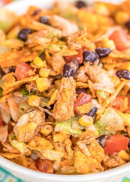 Doritos Chicken Taco Salad - you can't beat Doritos for dinner!!! Use a rotisserie chicken and this salad comes together in minutes! Great for a crowd! Just put a bowl out and let everyone graze! Chicken, corn, lettuce, black beans, taco seasoning, tomatoes, catalina dressing, ranch dressing and Doritos. SO good!! We never have any leftovers! Doritos Chicken, Taco Salad Doritos, Catalina Dressing, Doritos Taco, Dorito Chicken, Chicken Taco Salad, Chef Salad, Chicken Corn, Taco Salad Recipes