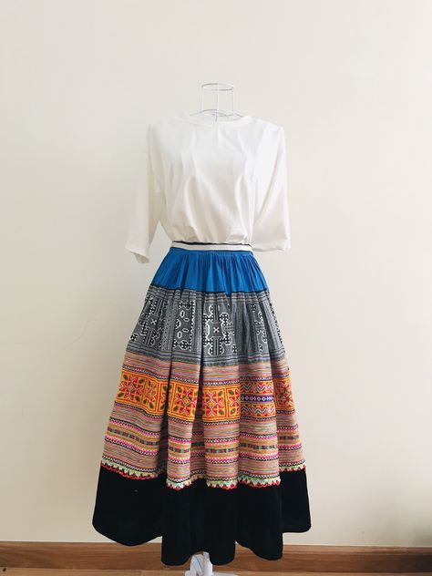 Vintage Hand Stitch Embroidered Hemp Cotton Skirt Multi-Color HMONG RARE Skirt Hmong Outfits Modern, Hmong Fashion Modern, Hmong Traditional Clothing, Hmong Clothes Traditional, Hmong Inspired Clothing, Hmong Dress, Hmong Skirt, Fashion Upcycle, Hmong Fashion