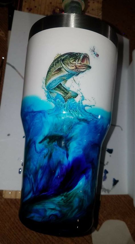 Tumbler Epoxy Ideas, Vaso Yeti, Fishing Tumbler, Yeti Cup Designs, Tumblr Cup, Tumbler Cups Personalized, Epoxy Tumblers, Glitter Tumbler Cups, Yeti Cup