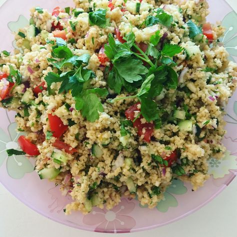 En simpel og lækker couscous salat med masser af smag og friskhed! En let salat der kan serveres til mange retter og passer perfekt til sommergrill i haven. Couscous Salat, Couscous, Vegan Food, Easy Healthy Recipes, Fried Rice, Cobb Salad, Tapas, Side Dishes, Vegan Recipes