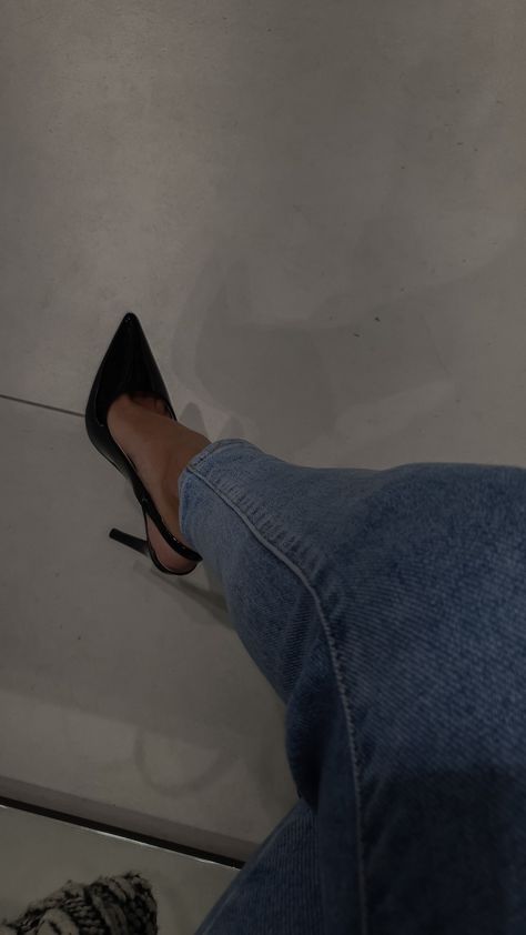 Black Heels Aesthetic, Ball Makeup, Stile Hijab, Heels Aesthetic, Mode Zara, Jeans With Heels, Aesthetic Streetwear, Cream Aesthetic, Swag Girl Style