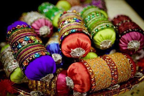 In Pakistan's glass bracelets are distributed as gifts for unmarried girls Bangle Ceremony, Gift Table Wedding, Trousseau Packing, Wedding Gift Pack, Desi Wedding Decor, Marriage Decoration, Mehndi Decor, Wedding Gifts Packaging, Beautiful Wedding Decorations