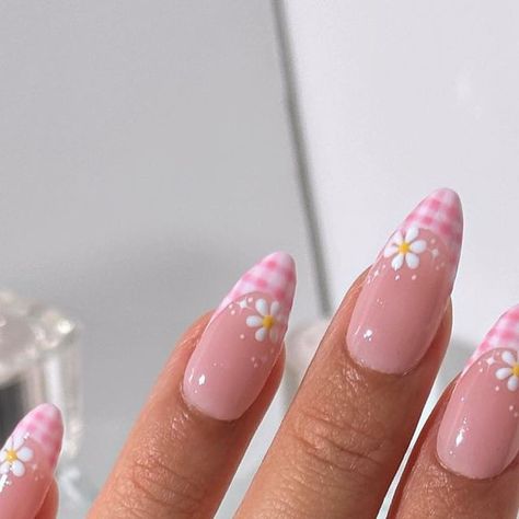 Pink Daisy Nail Art, Picnic Nail Art, Nail Design Flower, Flower Almond Nails, Picnic Nails, Summer Spring Nails, Cut Dog Nails, Cute Almond Nails, Pink Flower Nails