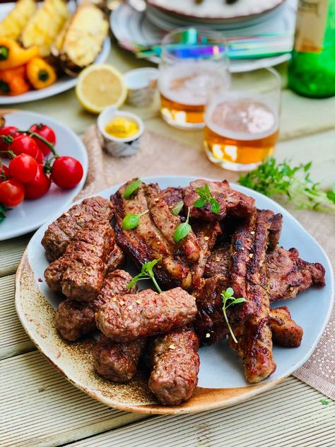 Homemade mici - romanian garlicky meat open sausages Mici Recipe, Romanian Sausage, Bbq Sausages, Romanian Dishes, Roman Recipes, Romanian Cuisine, Sausage Dinner, European Recipes, Skewer Recipes