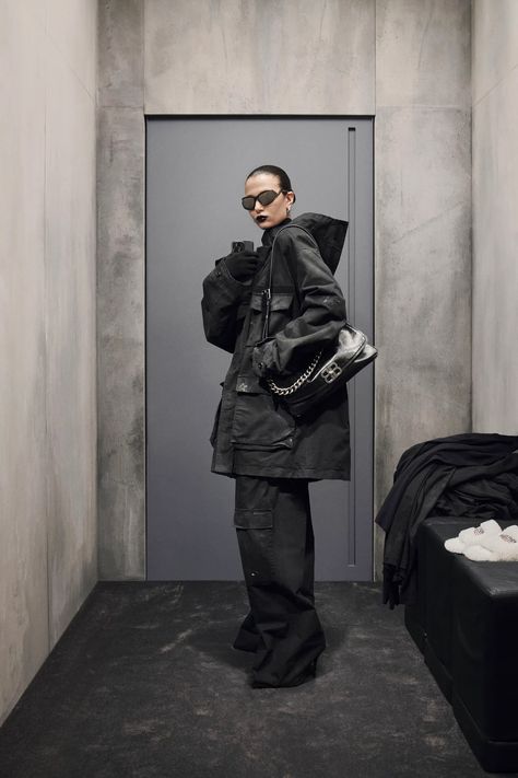 Velvet Sweatsuit, Balenciaga Fashion Show, Oversized Parka, Balenciaga Style, Pre Fall 2023, Balenciaga Fashion, Fall Runway, Campaign Fashion, Balenciaga Sneakers