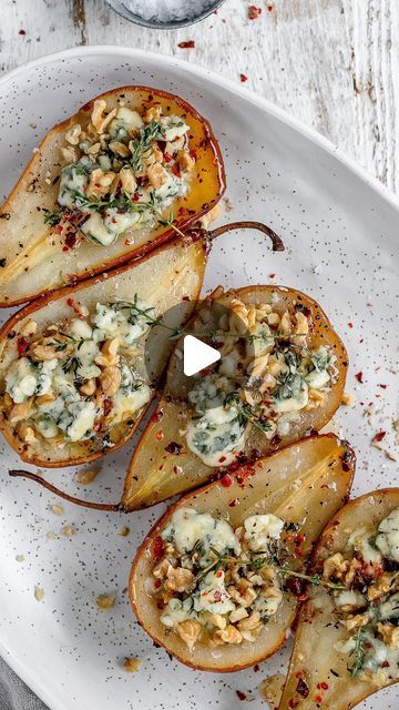 Pear Blue Cheese Appetizer, Veggie Italian Recipes, Pears Recipes Easy, Stuffed Pears, Blue Cheese Appetizers, Pear Recipes Easy, Pear Dessert, Easy Chicken And Rice, Baked Pears