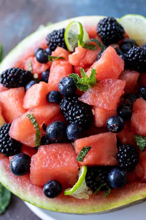 Berry Watermelon Salad with Lime and Mint Grilled Ideas, Salad Dressing Recipes Vinaigrette, Blackberry Salad, Watermelon Mint Salad, Watermelon Fruit Salad, Amazing Salads, Fruit Sweets, Honey Lime Dressing, Blueberry Salad