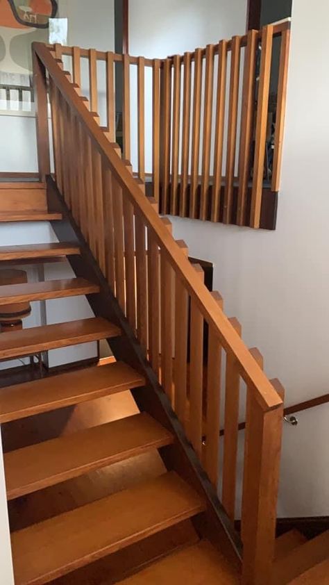 Vintage Wood Staircase, Mid Century Handrail, 1950s Staircase, Mcm Stair Railing, Mcm Railing, Mcm Staircase, Mid Century Staircase, 1950s Interior Design, Wood Banister