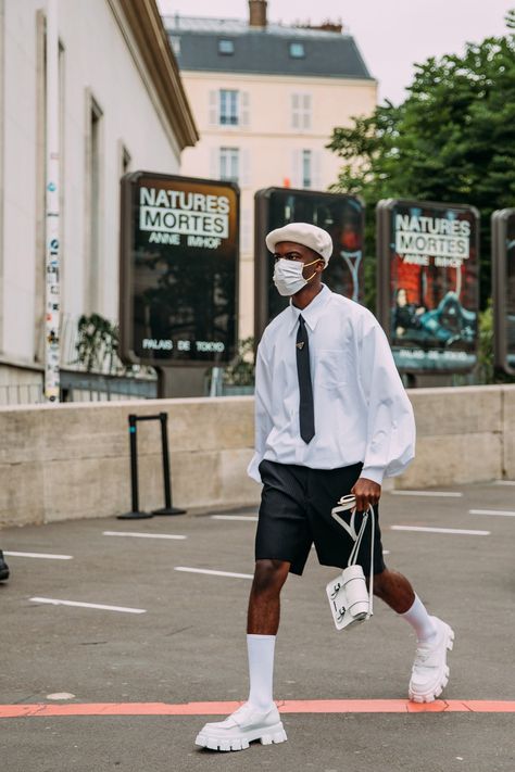 Summer Street Style Men, Beret Hat Outfit, Vogue Street Style, Loafer Fits, Mens Street Style Spring, American Street Fashion, American Street Style, Product Ads, City Paris