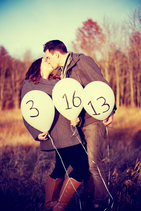 Engagement Photo Idea. Balloons with date for Save The Date card. #love Vintage Engagement Photos Classy, Engagement Photos Classy, Vintage Typography Poster, Must Have Wedding Pictures, Engagement Photo Props, Classy Engagement Photos, Vintage Engagement Photos, Love Party, Wedding Engagement Pictures