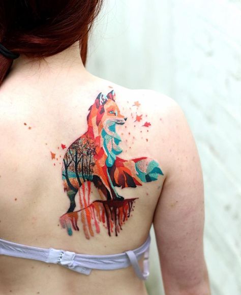 Colorful Geometric Fox on Girls Back | Best tattoo ideas & designs Men Sleeves, Fox Tattoo Design, Cool Shoulder Tattoos, Colorful Tattoo, Kunst Tattoos, Muster Tattoos, Back Of Shoulder Tattoo, Tatuaje A Color, Fox Tattoo