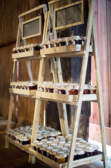 Jam favors from a barn wedding - great ladder display! #wedding Honey Display Ideas, Honey Display, Bee Projects, Favor Display, Jam Favors, Spring Artwork, Sweet Wedding Favors, Sandwich Bar, Barn Parties