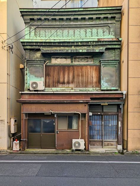 Exterior Apartment, Anime Houses, Japanese Buildings, Apartment Exterior, Building Aesthetic, Japan Architecture, Building Front, Japan Street, Metal Siding