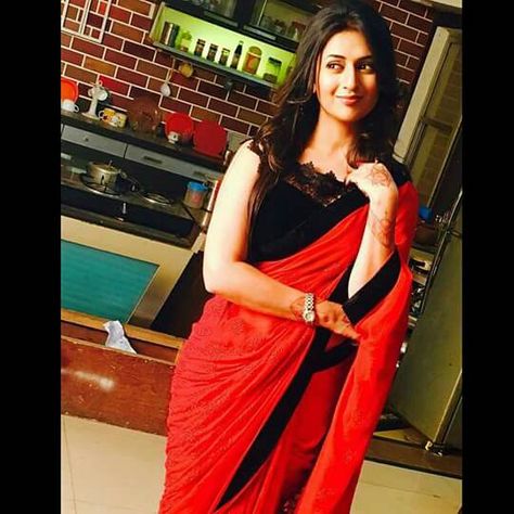 Divyanka tripathi in Red n black saree!! Red Saree Black Blouse, Saree Black Blouse, Red And Black Saree, Black Saree Look, Saree Black, Mirror Work Blouse Design, Divyanka Tripathi, Modern Saree, Sari Blouse Designs