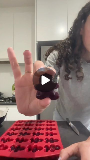 Elli on Instagram: "🍓3 INGREDIENT HEALTHY FRUIT GUMMIES 👇🏻 Nothing better than a healthy, homemade snack that the kids think is actual candy 🤫 These are refined sugar free and super easy to make, I just need a better mold next time! Ingredients: - 1 cup berries (fresh or frozen) - 1/3 cup water - 1-2 TB honey or sweetener alternative (maple syrup, date syrup, agave etc) - 2 TB gelatin powder Method: Simmer the berries and water in a pot for about 5 minutes, until the berries are soft. Blend until smooth with a stick mixer or blender. Add gelatin and mix well. Pour into silicone mold or ice cube tray, i used a squeeze bottle because it saved on the mess bur you could use a small measuring jug. Chill in fridge until firm. #healthykidssnacks #healthysnacksforkids #aussiemumlife #he Easy Kids Treats, Fruit Gummies, Gelatin Powder, Date Syrup, Easy Snacks For Kids, Healthy Fruit, Kids Treat, Eat Your Heart Out, Homemade Snacks