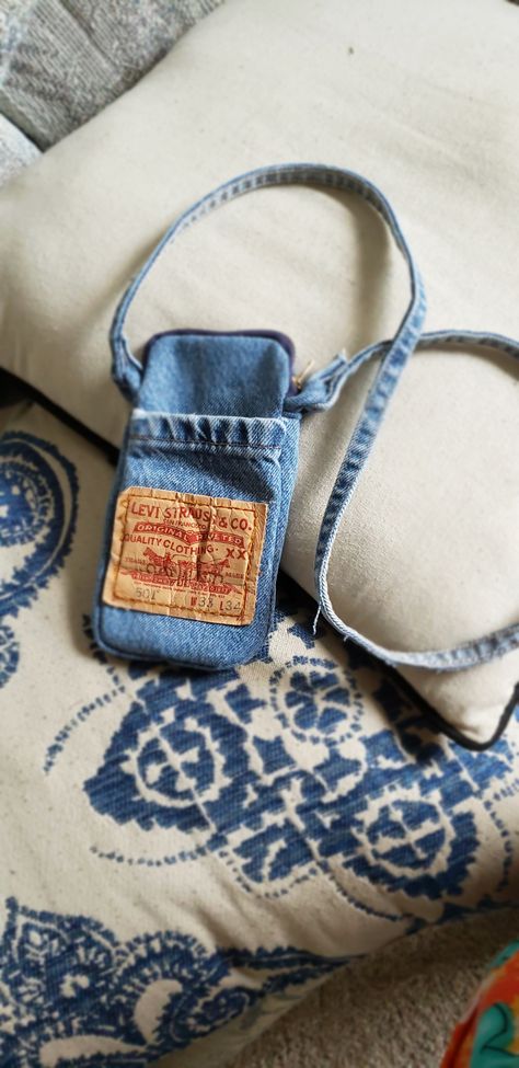 Recycled Denim Projects Old Jeans Diy Crafts, Purse Upcycle Diy, Demin Purses Recycle Jeans, Diy Denim Purse Old Jeans, Denim Wallet Diy Old Jeans, Denim Handbags Diy Old Jeans, Old Jeans Recycle Ideas, Denim Crossbody Bag Diy, Denim Purse Outfit