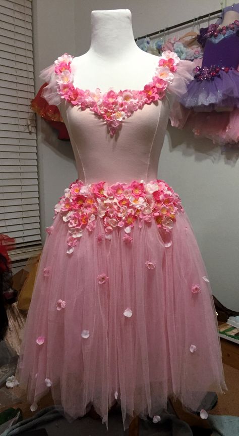 Peaseblossom costume for a Midsummer Night's Dream. Cherry blossom fairy costume. Flower ballet outfit. Cherry Blossom Fairy, Costume Fleur, Medieval Dress Princess, Costumes Faciles, Adult Fairy Costume, Fairy Princess Costume, Vestidos Anime, Fairy Tale Costumes, Flower Costume