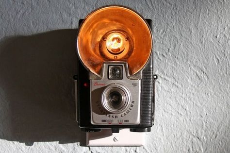 Night lights with vintage cameras Fotocamere Vintage, Old Cameras, Classic Camera, Old Camera, Vintage Cameras, Diy Vintage, Night Light Diy, Vintage Camera, Vintage Posters