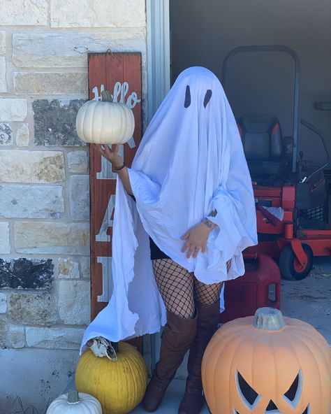 Easy Halloween ghost costume Ghost Costume Women Diy, Ghost Costume Women, Halloween Ghost Costume, Ghost Halloween Costume, Diy Costumes Women, Sheet Ghost, Ghost Costume, Fall Festivities, Halloween 2024