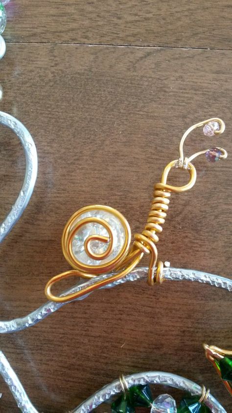 Wire wrapped  snail. With crackled marble. Snail Wire Wrap, Wire Wrapped Marbles, Bead Bugs, Copper Wire Crafts, Marbles Crafts, Wire Jewelry Rings, Wire Wrapped Stone Jewelry, Blair Witch, Wire Wrap Jewelry Designs