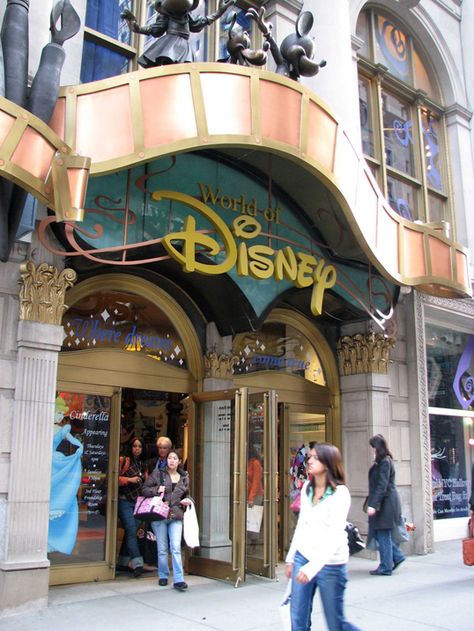 World Of Disney Store, New York Shopping, New York Vacation, World Of Disney, Ville New York, Midtown Manhattan, Go To New York, New York City Travel, Disney Shop