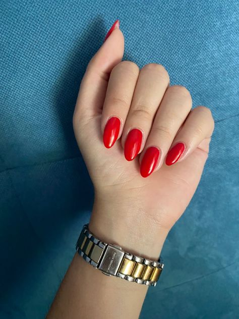 Red Oval Christmas Nails, Red Nails Oval Shape, Oval Red Nails, Red Nails Classy, 1960s Nails, Nails Theory, 1950s Nails, Red Oval Nails, Red Nail Theory