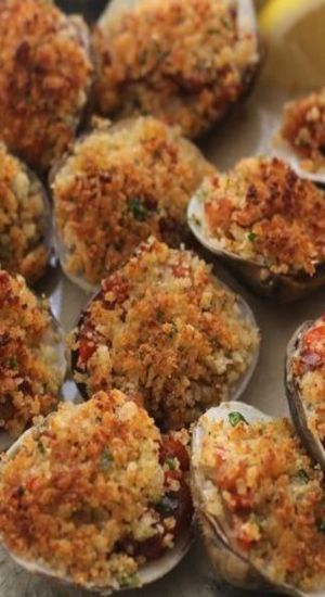 Oysters Casino Recipe, Clams Casino With Bacon, Clam Casino Recipe, Casino Clams, Clam Casino, Oysters Casino, Clams Casino Recipe, Baked Clams, Seafood Appetizers Easy