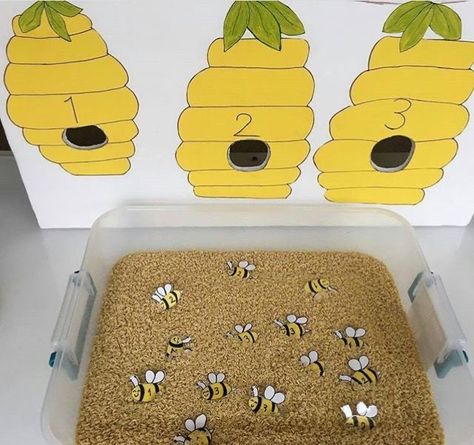 Bee Games, Bee Crafts For Kids, Bugs Preschool, Bee Activities, Bee Classroom, Dramatic Play Preschool, Garden Art Diy Easy, Kindergarden Activities, Daycare Activities