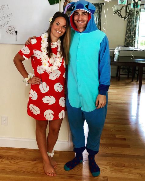 Leo And Stitch Costumes Halloween, Kilo And Stitch Couple Costume, Kilo And Stitch Family Costume, Lelo And Stitch Couple Costume, Kilo And Stitch Costume, Costume Diy Couple, Lilo And Stitch Couple Costume, Lilo Costume Diy Women, Lilo And Stitch Family Costume