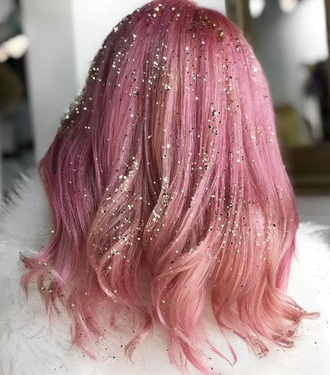 Hair Glitter: How to Wear the Trend in Real Life Hair Glitter Ideas, Nye Hairstyles, Glitter Ideas, Trendy We Fryzurach, Hair Glitter, Hair Tinsel, Festival Hair, Glitter Hair, 짧은 머리