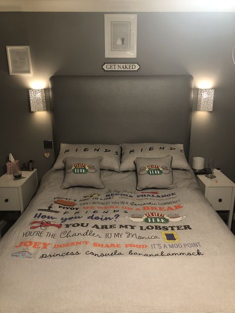 Grey themed bedroom with co-ordinating Friends bedding Friends Themed Room Ideas, Friends Bedroom Decor, Friends Inspired Room Decor, Friends Theme Bedroom, Friends Theme Room Decor, Friends Bedroom Theme, Friends Themed Bedroom, Friends Theme Room, Friends Themed Apartment