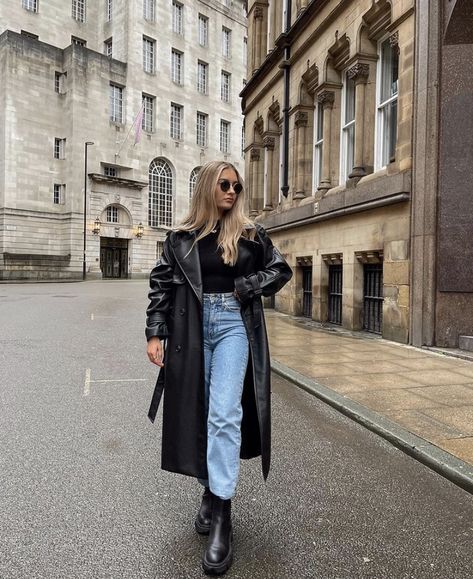 Lily Clark, Leather Coat Outfit, Black Coat Outfit, Winter Mode Outfits, Trench Coat Outfit, Black Leather Coat, Stylish Fall Outfits, Long Leather Coat, Winter Fashion Outfits Casual